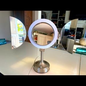 Deluxe lighted makeup Mirror 10x/1x. Adjustable lighting level, mirrored sides.